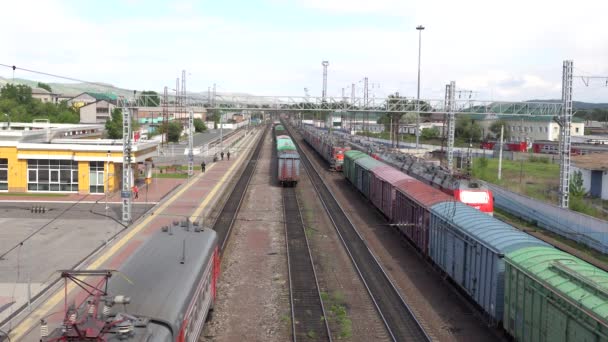 Llegada Del Tren Eléctrico Estación Ferroviaria Ciudad Provincial — Vídeo de stock