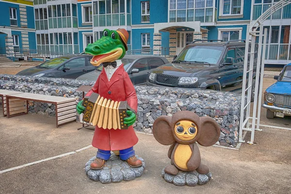 Υπέροχοι Χαρακτήρες Gena Crocodile Και Cheburashka Εγκαθίστανται Μια Παιδική Χαρά Εικόνα Αρχείου