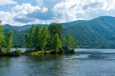 Yenisei dağının ortasında bir ada.