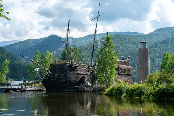 Старый Пиратский Корабль Горной Реке — стоковое фото