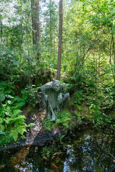 Beeldhouwkunst Van Sprookjesvrouw Kikimora Aan Oever Van Rivier Het Bos — Stockfoto