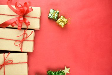 Gift box on red background for Merry Christmas, Brown gift box for happy new yearGift box on red background for Merry Christmas, Brown gift box for happy new year