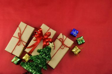 Gift box on red background for Merry Christmas, Brown gift box for happy new yearGift box on red background for Merry Christmas, Brown gift box for happy new year