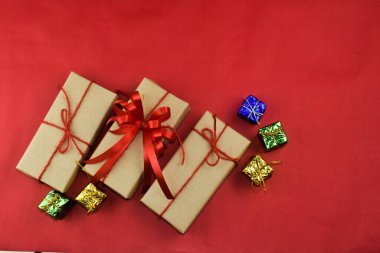 Gift box on red background for Merry Christmas, Brown gift box for happy new yearGift box on red background for Merry Christmas, Brown gift box for happy new year