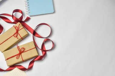 Beyaz arka plan konsepti hediye kutusu Mutlu Noeller, mutlu yıllar