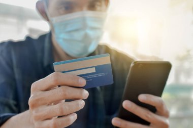 Cep telefonu alışverişini krediyle kapat, adam evde kalıp Coronavirus Covid19 'u koru.