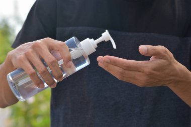 Alkol jeli kullanan bir adam koronavirüsü korur.