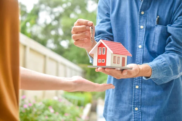 Salesman Giving Key House Customer Rent Buy Real Estate Business —  Fotos de Stock