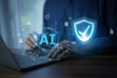 İş adamı, gerçek zamanlı tehditleri izlemek ve iş bilgisini bulut sistemleri arasında güvence altına almak için yapay zeka veri güvenliği yazılımı kullanıyor..