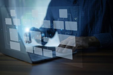 Profesyonel bir işadamı yapay zekayı müşteri deneyimini ve memnuniyetini artırmak için veri analiz araçlarıyla birleştirir.