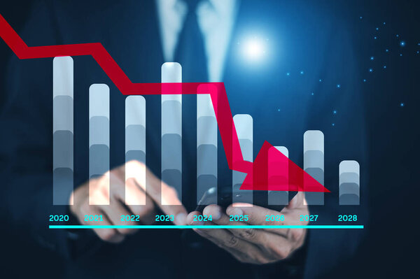 Бизнесмен анализирует финансовые данные с помощью цифрового планшета как график с красной стрелкой показывает резкое падение рынка и концепцию экономических потерь.