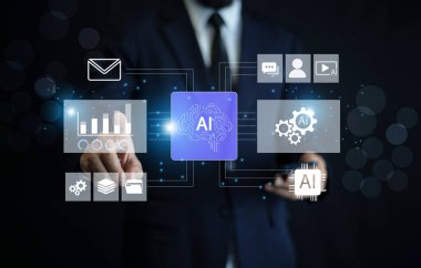 İş verileri, otomasyon teknolojisi ve kurumsal iletişimi yönetmek için yapay zeka destekli dijital arayüz kullanan profesyonel.