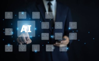 Finansal teknoloji yeniliği için holografik veriler ve dijital analizlerle fütüristik yapay zeka finansmanı uygulaması kullanan bir işadamı.