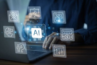 Otomasyon ve akıllı iş akışı için iş dünyası profesyoneli tarafından kontrol edilen dizüstü bilgisayar arayüzündeki yapay zeka simgeleri.