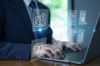 Modern teknolojiyi kullanan bir profesyonel tarafından kontrol edilen iş analizi ve dijital veri simgeleri.