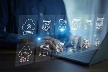 IT profesyoneli tarafından kontrol edilen bulut ağ yönetimi ve güvenli dijital altyapı.