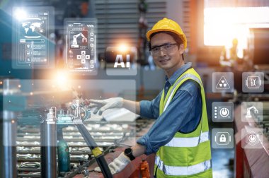 Endüstriyel teknisyen yapay zeka kullanarak akıllı fabrika makineleri ve üretim hattını yönetiyor..