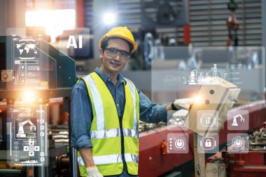 Akıllı sanayideki otomatik üretim sürecini kontrol etmek için yapay zeka kullanan bir fabrika mühendisi..