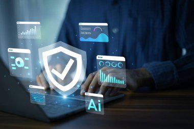 İş Adamı, Hassas Verileri Korumak ve Modern İş Ortamı Çevresindeki Çevrimiçi Tehditleri Önlemek İçin Bilgisayar Kullanıyor