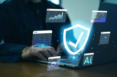 Gelişmiş AI Siber Güvenlik Dijital Kalkanı Veri, Ağ Sistemleri ve Siber Saldırılardan Gizli Bilgileri Kullanan İşadamı