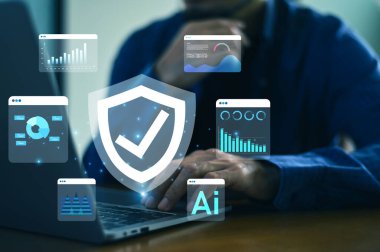 Veri Koruması, Gizlilik Güvenliği ve Güvenli Dijital İş Operasyonları için AI Siber Güvenlik Dijital Kalkanı ile Bilgisayar üzerinde çalışan İşadamı