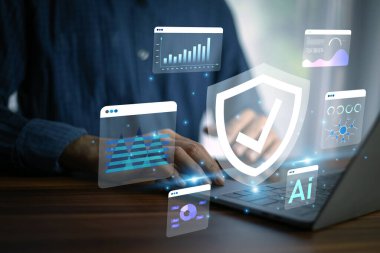 Modern Dijital Ticarette AI Siber Güvenlik Dijital Kalkan Koruma Veri ve Ağ Güvenliği ile Dizüstü bilgisayar kullanan İşadamı.