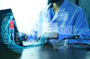 Bir laboratuvarda yapay zeka teknolojisiyle verileri analiz eden profesyonel bir analizci, daha iyi sonuçlar için sağlık bilgisi ve dijital içgörüleri birleştiren.