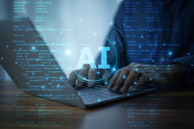 Programcı, modern programlama ve otomasyon teknolojisini destekleyen yapay zeka ile yazılımı kodlamak için bilgisayar kullanıyor..