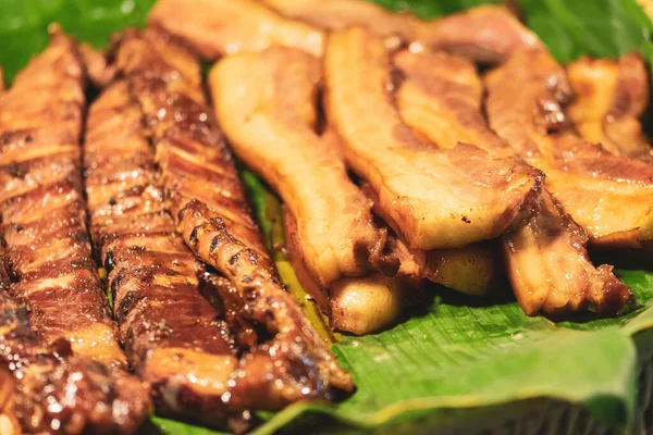 Conceito Comida Fatias Lanche Carne Grelhada Colocadas Folha Banana Mercado — Fotografia de Stock