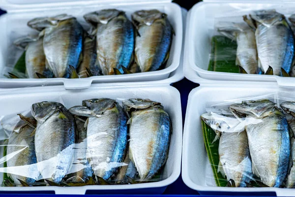 Matkoncept Långstjärtad Tonfisk Insvept Plastbrickor Och Placerad Disken Thailands Livsmedelsmarknad — Stockfoto