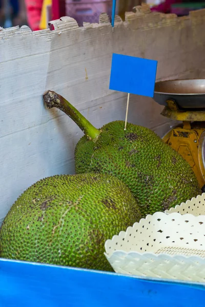 Έννοια Φαγητού Πράσινα Φρούτα Jack Τοποθετούνται Στον Πάγκο Μπλε Άδεια — Φωτογραφία Αρχείου