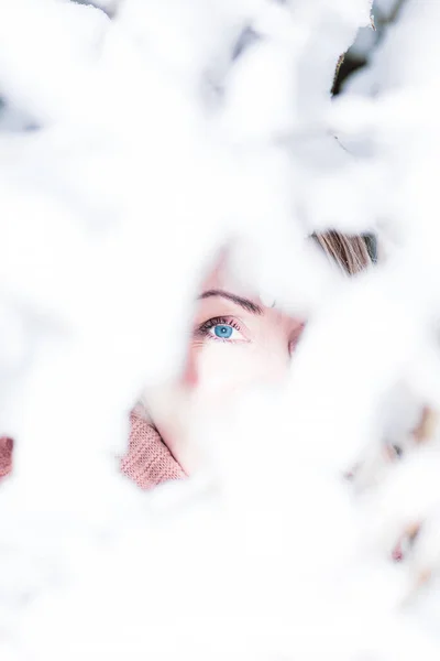 冬季森林白雪背景下蓝眼睛凝视的女性面部抽象而神秘的画像 — 图库照片