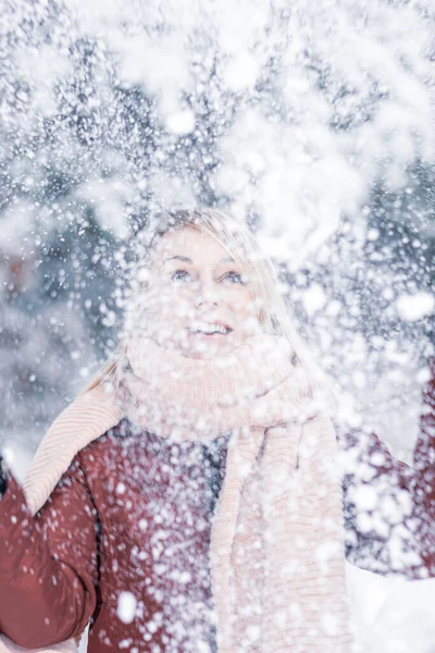 Blonďatá Žena Hnědým Kabátem Růžovým Šátkem Zimě Lese Ráda Husté — Stock fotografie