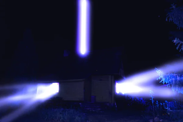 Εικονογράφηση Έννοιας Επιστημονικής Φαντασίας Ufo Φωτίζει Μοναχικό Εξοχικό Σπίτι Μπλε — Φωτογραφία Αρχείου