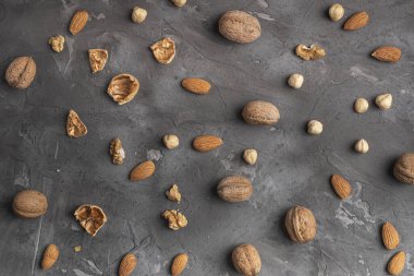 Taştan bir arka planda fındık karışımı, üst manzara. Ceviz, badem ve fındık.