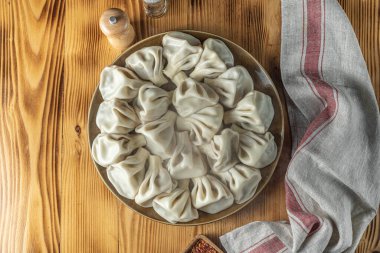 Tahta bir masada etli Khinkali. Ulusal Gürcistan mutfağı