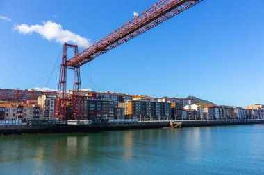 Portugalete, İspanya - 10 / 17 / 2019: Nervion nehri üzerinde gondolla uçan Biscay köprüsü. Portekiz simgesi. Bilbao yakınlarında Puente de Vizcaya adında ünlü bir köprü. Trafik ve transfer konsepti. Portekiz 'in Nehir Kıyısı Güneşli bir günde.