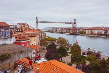 Portugalete, İspanya - 10 / 17 / 2019: Nervion nehri üzerinde gondolla uçan Biscay köprüsü. Portekiz simgesi. Bilbao yakınlarında Puente de Vizcaya adında ünlü bir köprü. Trafik ve transfer konsepti. Portekiz nehir kıyısı Sonbaharda.