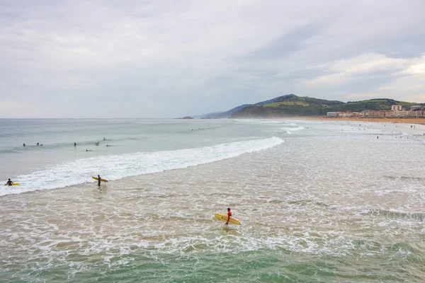 2019 España Surfistas Olas Surfistas Olas Chocando Playa Nadadores Agua — Foto de Stock