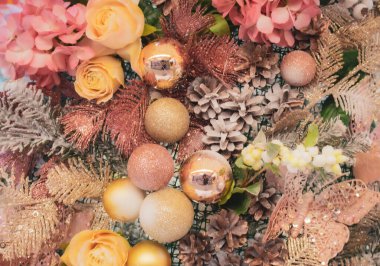 Noel ağacı süslemesi. Geleneksel parıldayan Noel süsü. Yeni yıl kutlaması. Mutlu Noel süsleri. Kutlama oyuncakları. Noel konsepti. Kış tatili tebrik kartı.. 