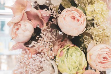 Gelin buketi yaklaş. Düğün kutlaması. Romantik çiçekler. Evlilik kavramı. Güzel çiçekler ve bitkiler makro. Dekorasyon düzenlemesi. Romantizm konsepti. Doğa yakın..