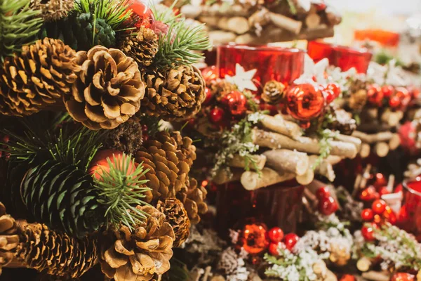 Kerstboomversiering Traditionele Kerstversiering Met Kegel Bessen Sneeuw Nieuwjaarsviering Vrolijk Kerstsieraad — Stockfoto