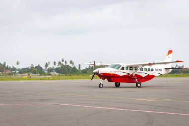 Doha, Katar - 05.01.2021: Havaalanında küçük özel uçak. Pervaneli bir uçak. Seyahat yerleri kavramı. Hava taşımacılığı. Havaalanında küçük bir uçak.. 