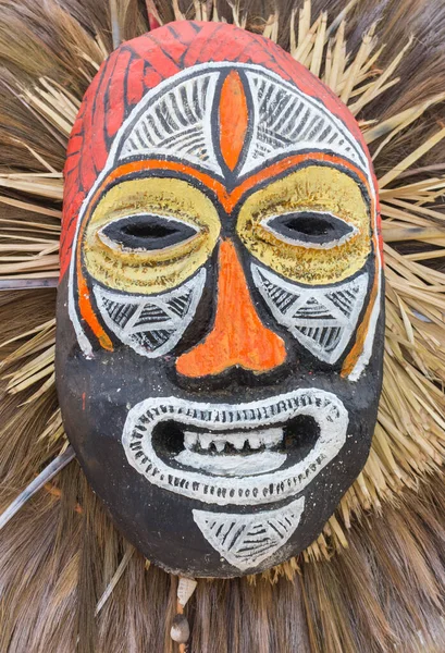 Afrika - 01.30.2021: Karnaval ahşap maskesi. Afrika 'daki kabile kültürü. Eski bir Afrika maskesi. Festival dekorasyonu. Komik yüz maskesi. Afrika geleneği. Maskeli balo maskesi.