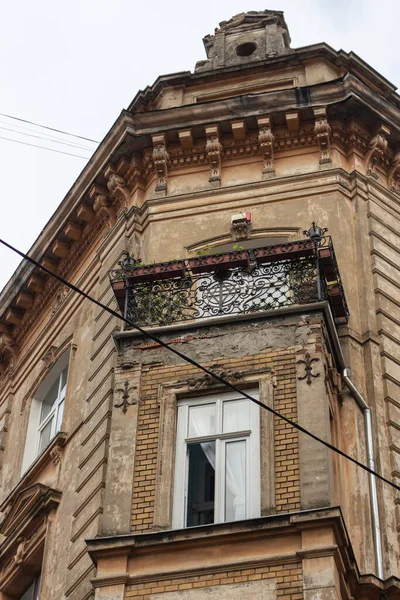 Balkonlu Eski Binanın Dış Cephesi Penceresi Açık Klasik Bir Eski — Stok fotoğraf