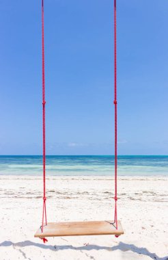 Sahilde tahta salıncak. Manzaralı deniz manzarasında sallan. Idyllic egzotik tatil köyü. Tropik cennet. Boş salıncak. Romantik tatiller. Rüya gibi bir yaşam tarzı. Beyaz kumlu Hint Okyanusu kıyısı.