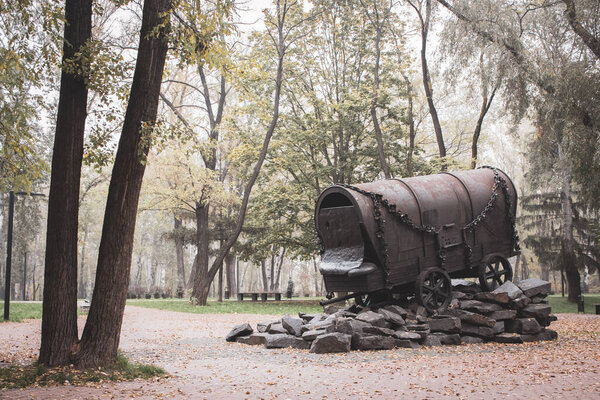 kiev, ukraine - 29 / 10 / 2020: Holocaust memorial in park called babyi yar in kiev. Старый фургон со следами пуль в лесу. Памятник жертвам евреев в мировой войне 2. Память об уничтожении людей фашизмом. История геноцида. 