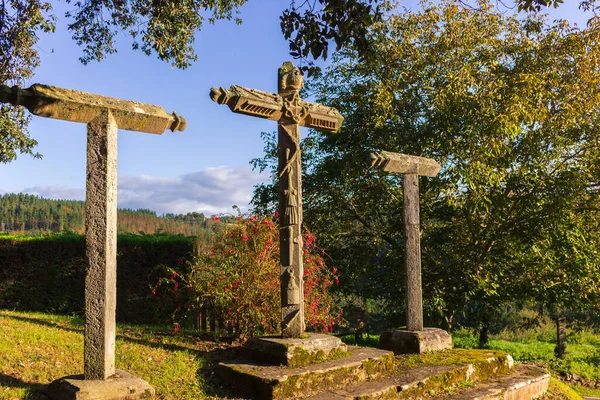 Três Cruzes Antigas Pátio Mosteiro Crucifixo Pedra Marco Mosteiro Católico — Fotografia de Stock