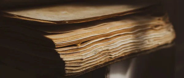 Eski kitapların sayfaları, yakın çekim. Eğitim konsepti. Tarih kavramı. Yıllanmış güneş ışığı kitabı. Bilgelik ve bilgi kavramı. Arşivde eski bir kitap var. Okul geçmişi. Retro edebiyat. Geçmiş konsept. 