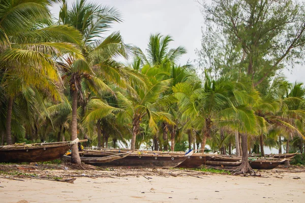 Houten Boten Tropisch Strand Vissersdorp Aan Kust Oude Boten Palmbomen — Stockfoto